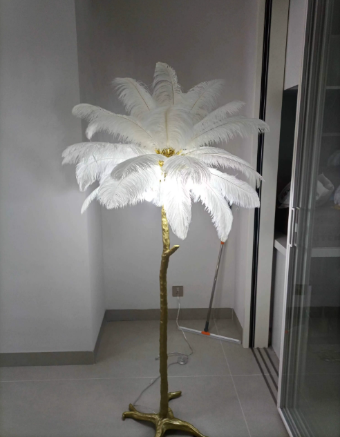 مصباح أرضي بتصميم ريش النعام